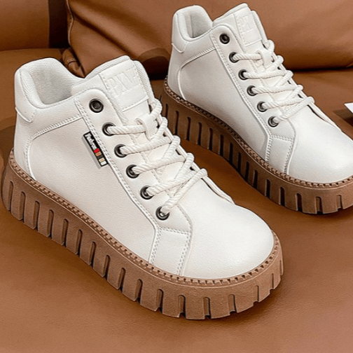 Paksupohjaiset matalat saappaat