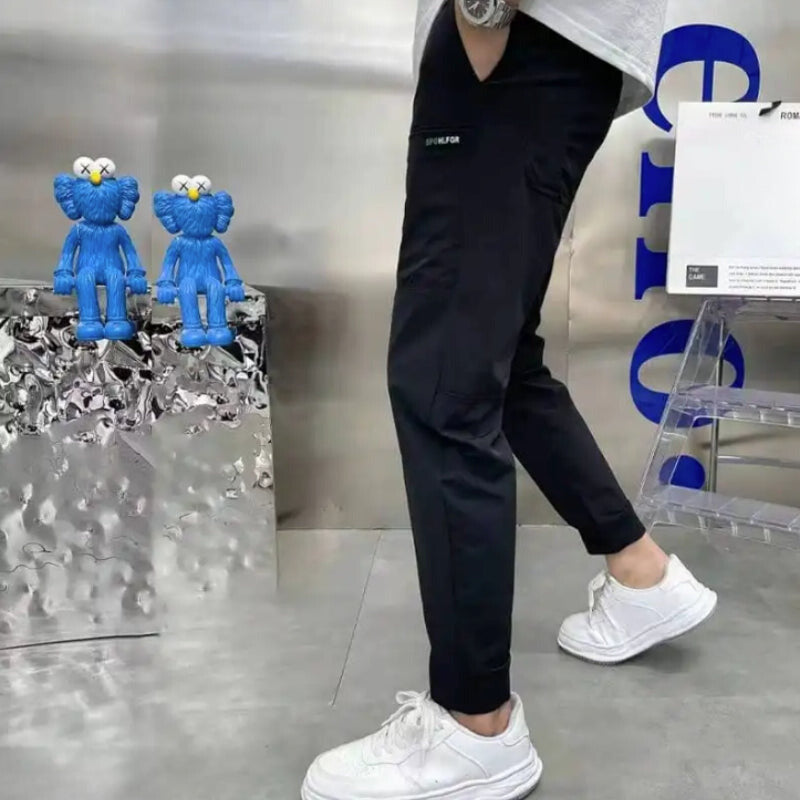 Comfortable cargo pants with large storage capacity