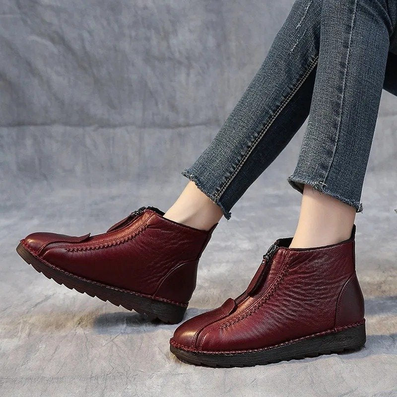 Non-slip ankle boots in faux leather: elegance and safety for everyday use